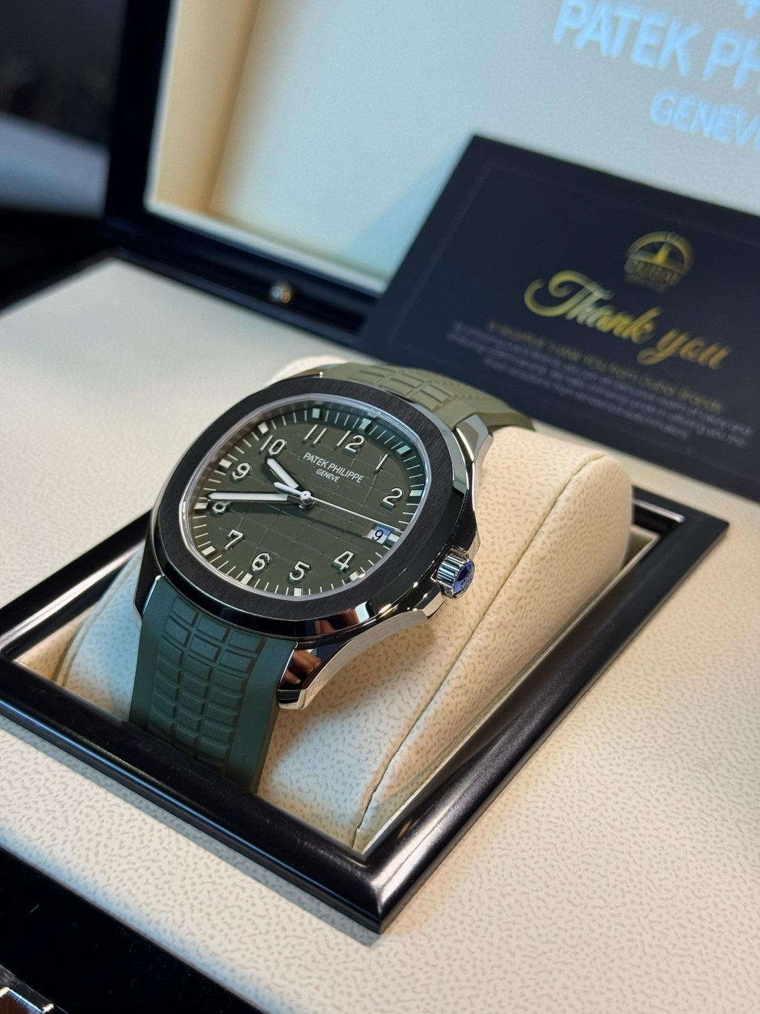 Patek Philippe Aquanaut – Green Embossed Dial – Smooth Bezel – Rubber Strap – Automatic – 42mm